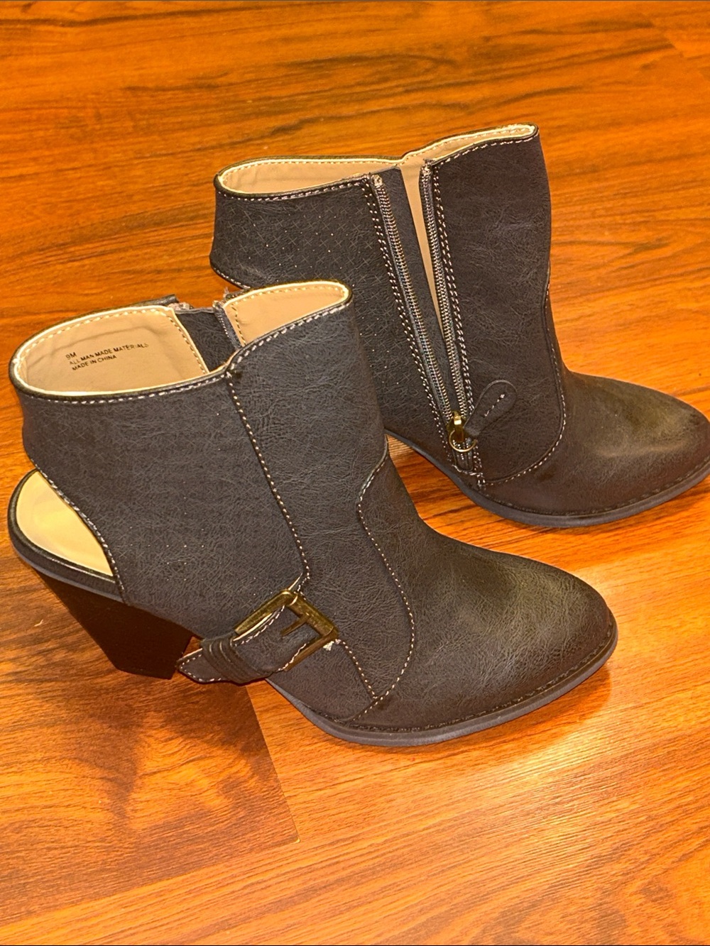 NIB MO MO Black Buckle Strap Laser Cut Chunky Heel Ankle Booties Sz 9M Charcoal